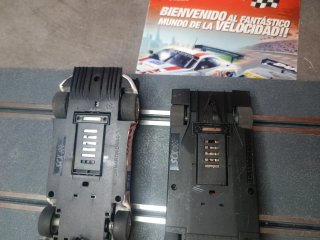 2 Coches Scalextric 1/32 Aston Martin y Peugeot