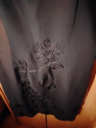 Vestido negro corto con bordado