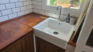 Conjunto de muebles de cocina con encimera y pica