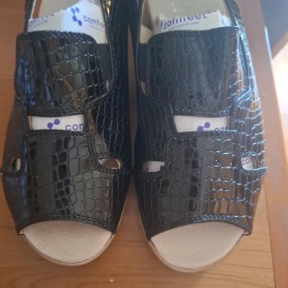 Sandalias Verano Charol Negro. Cómodos un guante