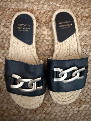 Sandalias Fred Martin negras con cadena dorada