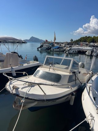 Barco a motor blanco