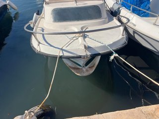 Barco a motor blanco