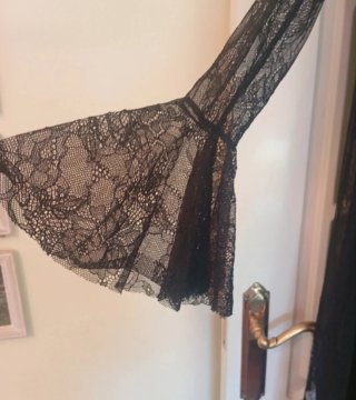 Kaftán de encaje negro + Vestido negro