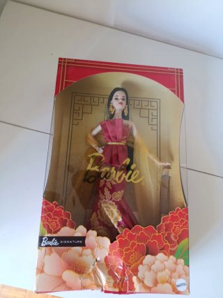 Barbie Signature Muñeca Vestido Rojo Flores Dorada