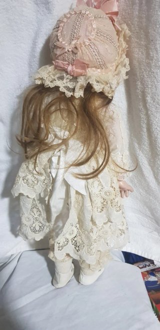 Antigua muñeca de porcelana