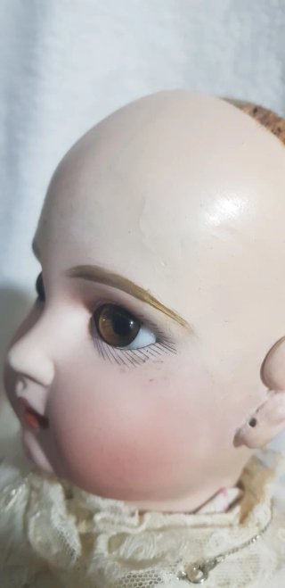 Antigua muñeca de porcelana