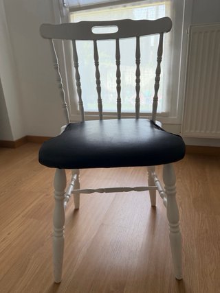 Silla blanca madera con asiento negro