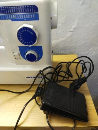 Máquina de coser Medion blanca y morada