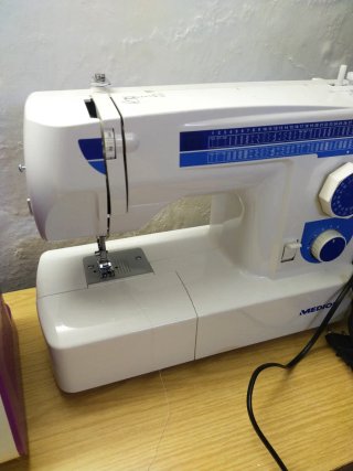 Máquina de coser Medion blanca y morada