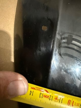 Cúpula moto negra con logo amarillo