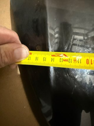 Cúpula moto negra con logo amarillo