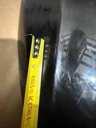 Cúpula moto negra con logo amarillo