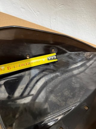 Cúpula moto negra con logo amarillo