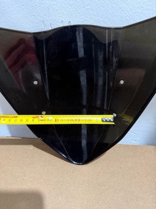 Cúpula moto negra con logo amarillo