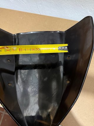 Cúpula moto negra con logo amarillo