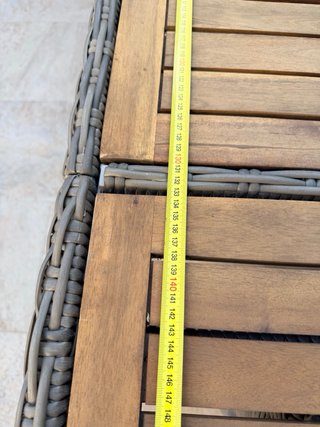 Mesa de exterior de madera de acacia y ratan.