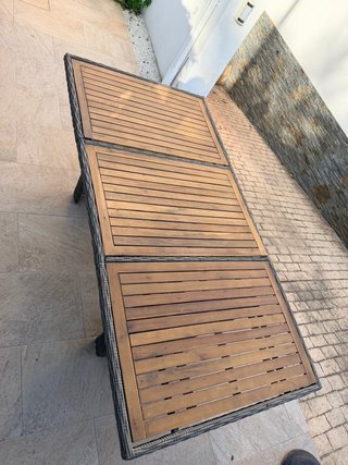 Mesa de exterior de madera de acacia y ratan.