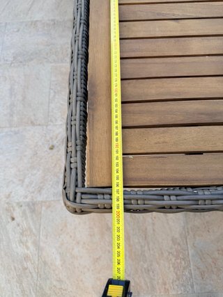 Mesa de exterior de madera de acacia y ratan.