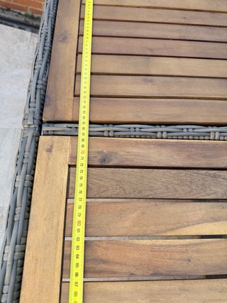 Mesa de exterior de madera de acacia y ratan.