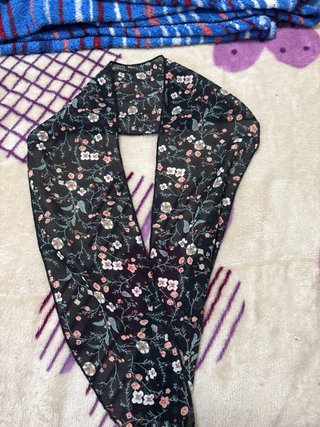 Pañuelo floral negro