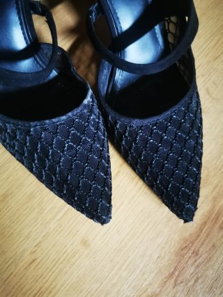 Zapatos de tacón negros de malla