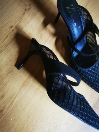 Zapatos de tacón negros de malla
