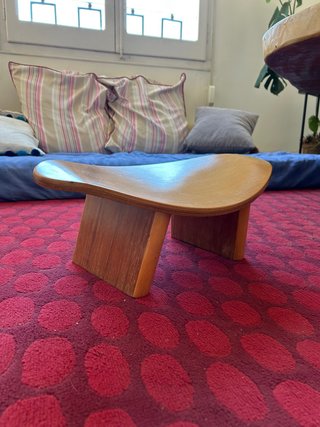 Taburete artigianale in legno per meditazione