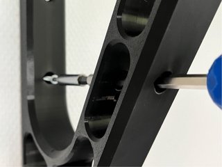 Soporte de Pared Premium para Casco y Mono de Mot