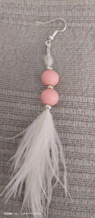 Pendientes boho con plumas y cuentas rosas