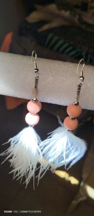 Pendientes boho con plumas y cuentas rosas