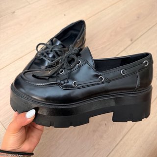 Zapatos mocasín negros plataforma cordones