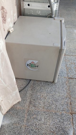 Nevera pequeña con puerta de cristal