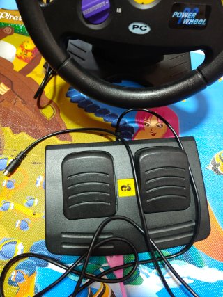 Volante e pedali per pc