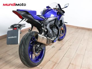 YAMAHA R7