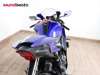 YAMAHA R7