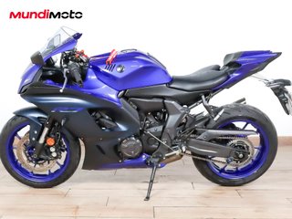 YAMAHA R7