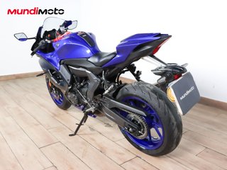 YAMAHA R7