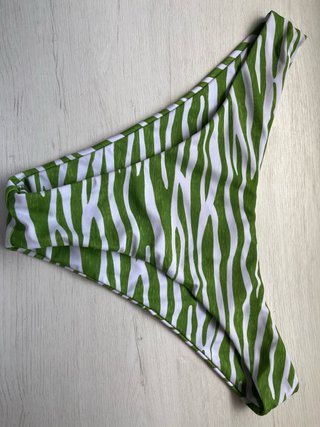 Bikini verde y blanco estampado cebra