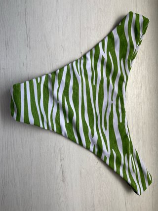 Bikini verde y blanco estampado cebra