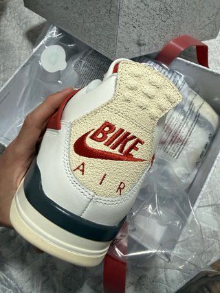 Jordan 4 Rojo y Blanco