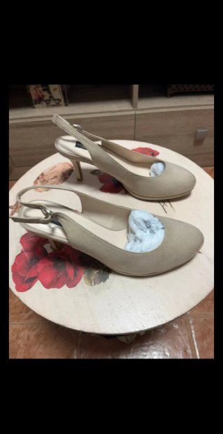 Zapatos de tacón beige para mujer