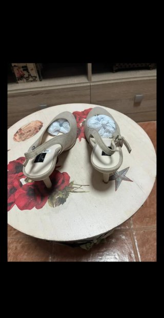Zapatos de tacón beige para mujer