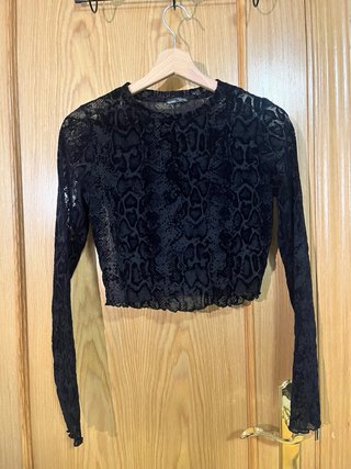 Maleta llena de ropa variada