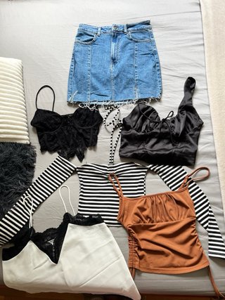 Maleta llena de ropa variada