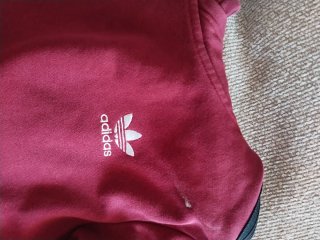 Sudadera Adidas con capucha roja