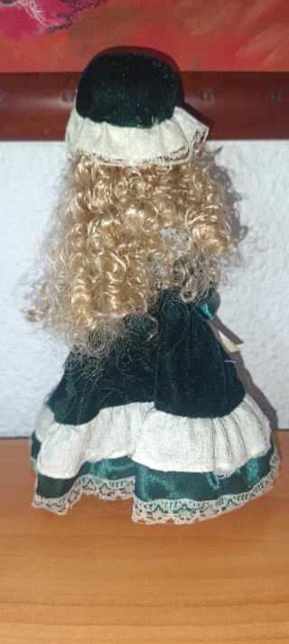 Muñeca de porcelana antigua