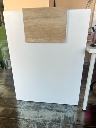 Mostrador blanco con detalle madera