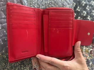 Cartera de piel roja con borla