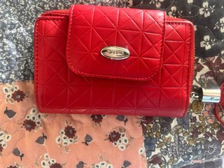 Cartera de piel roja con borla